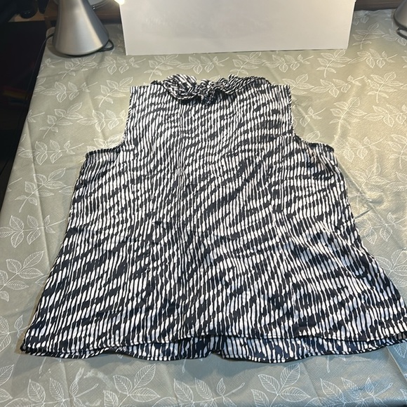 Anne Klein Sleeveless Blouse. - Picture 4 of 6